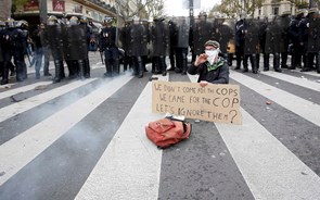 Confrontos entre manifestantes e polícia em Paris, uma cidade sob estado de emergência