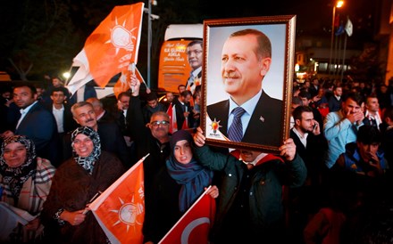 Partido de Erdogan prepara-se para reconquistar maioria absoluta na Turquia