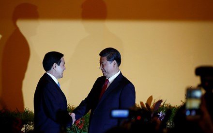 China e Taiwan dão aperto de mão histórico