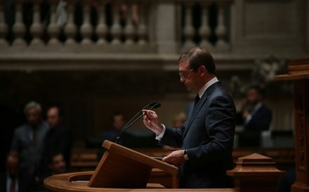 O dia num minuto: o debate do programa do Governo, o efeito na bolsa e nos juros e o Montepio