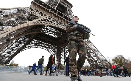 Ataques em Paris: Detidas mais três pessoas e Torre Eiffel volta a fechar