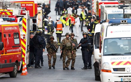 Paris: Operação de segurança em Saint-Denis termina com dois mortos e sete detenções