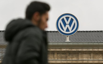 Volkswagen dispara após reduzir estimativa de carros afectados por escândalo de emissões de CO2