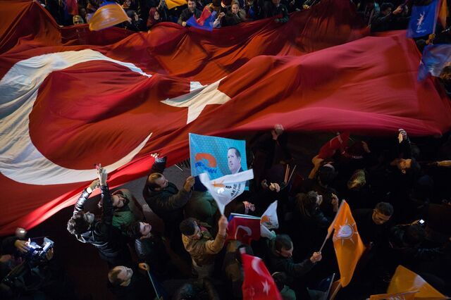 Vitória de Erdogan leva moeda e bolsa turcas a fortes ganhos