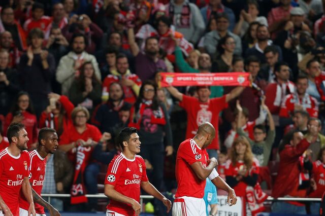 Bicampeão no relvado bate rivais nas contas