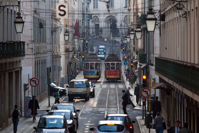 Taxa de desemprego desce para mínimo de quase nove anos nos 9%