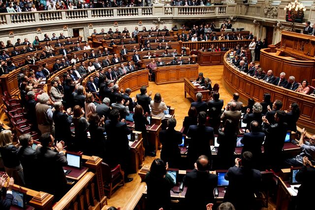 Esquerda derruba Governo no Parlamento após debates sobre legitimidade para governar