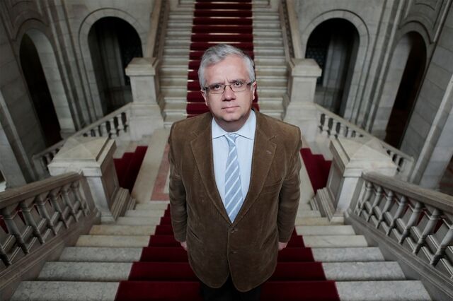 Eduardo Cabrita, um ministro sem mãos a medir