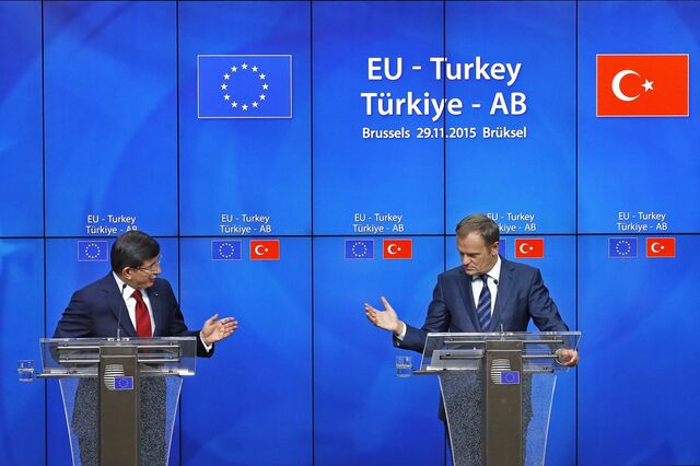 UE aceita revitalizar adesão da Turquia que promete conter refugiados
