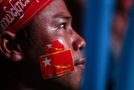 Um apoiante do National League for Democracy (partido político de Myanmar) observa as celebrações do partido depois da maioria histórica obtida após décadas de ditadura militar.