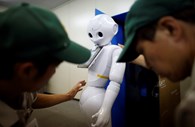 O robot humanóide “Pepper”, desenvolvido pelo SoftBank Group, é retirado da sua caixa nos escritórios da Orange Arch Inc. em Tóquio.