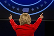 Hillary Clinton, antiga secretária de estado e actual candidata presidencial norte-americana, fala para o público em Des Moines, Iowa, Estados Unidos da América.