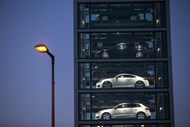 Automóveis Audi novos, produzidos pelo grupo Volkswagen, em exposição numa torre de vidro no salão automóvel da Audi em Berlim, na Alemanha.