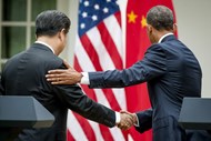 O presidente chinês, Xi Jinping, à esquerda, aperta a mão ao presidente norte-americano, Barack Obama, à direita, depois de uma conferência de imprensa conjunta dos dois líderes na Casa Branca, nos Estados Unidos.