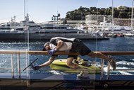 Membro da tripulação limpa as janelas do “super iate” Solandge durante o Monaco Yacht Show.