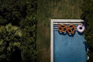 “Pretzels” e donut insufláveis numa piscina nas traseiras de uma moradia em Los Angeles, Califórnia.