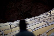 Mineiros carregam sacos de sal em minas no Vale Sagrado dos Incas, em Maras, no Perú.