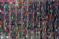 Contentores empilhados no terminal de contentores no porto de Busan, na Coreia do Sul.