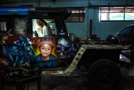 Trabalho de um mecânico dentro de um “jeepney” na Morales Motors em San Mateo, nas Filipinas.