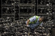 Um funcionário faz uma inspecção de qualidade na linha de montagem de motores da Ford Motor em Camacari, no Brasil.