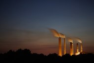 Emissões de gases em chaminés na fábrica de Gibson Station da Duke Energy Station ao anoitecer em Owensville, Indiana, nos Estados Unidos da América.