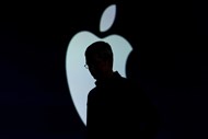 A silhueta de Tim Cook, presidente executivo da Apple, enquanto abandona o palco depois da conferência Apple World Wide Developers, em São Francisco, nos Estados Unidos da América.
