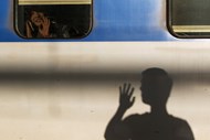 Uma mulher dentro do comboio de alta-velocidade Korea Train Express despedindo-se de um homem na estação de Seul, na Coreia do Sul.