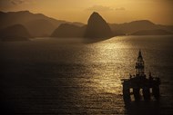 Plataforma de petróleo flutua perto da costa do Rio de Janeiro, no Brasil. 