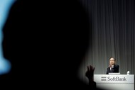 Masayoshi Son, presidente executivo do Soft Bank, ouve a pergunta de um jornalista durante uma conferência de imprensa em Tóquio, no Japão.