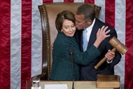 Depois de, em Janeiro, ter vencido a votação para presidente da câmara dos representantes, John Boehner cumprimenta a adversária Nancy Pelosi.