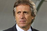 Jorge Jesus: Após seis épocas no Benfica, Jesus protagonizou a mais controversa transferência futebolística do ano, passando a liderar o rival Sporting.