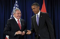 Obama e Castro retomam relações diplomáticas: Barack Obama e Raúl Castro puseram fim a meio século de relação cortadas e enorme tensão entre um país gigante e uma pequena ilha. O restabelecimento das relações diplomáticas parece ser só um primeiro passo de um processo de grande transformação de Cuba. 