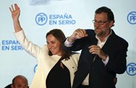 Fim do bipartidarismo em espanha: O PP de Mariano Rajoy venceu as eleições gerais em Espanha, mas ficou longe da maioria absoluta que lhe permitiu governar nos últimos anos. O escrutínio ficou marcado por uma derrota histórica do PSOE e pelo fim do bipartidarismo, com a subida de votação dos partidos Podemos e Cidadãos.  