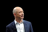 Jeff Bezos foi o milionário que mais lucrou, este ano. O fundador da Amazon ganhou 30,7 mil milhões de dólares e viu a sua fortuna mais do que duplicar para 59,3 mil milhões de dólares, o que lhe confere a quarta posição no 'ranking'.