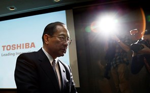 Crise da Toshiba acentua-se com perdas de 5,6 mil milhões nos activos. Acções afundam