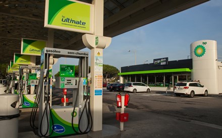 Lucros da BP caem mas ficam acima das estimativas