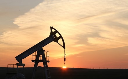 Petróleo sobe 1% à espera de dados das reservas