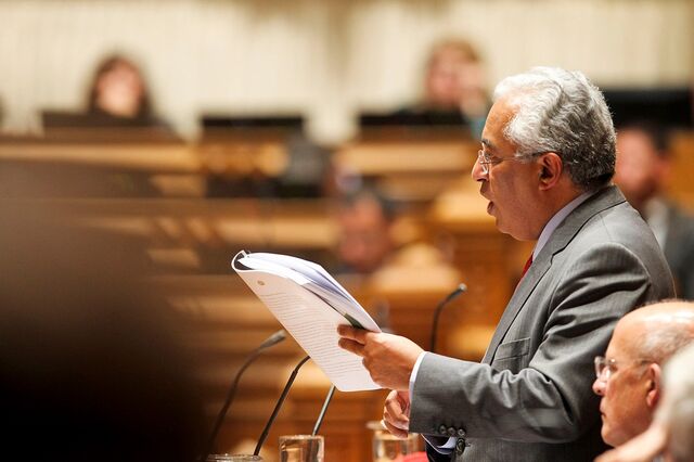 Costa promete reintegração de funcionários da Segurança Social (act)