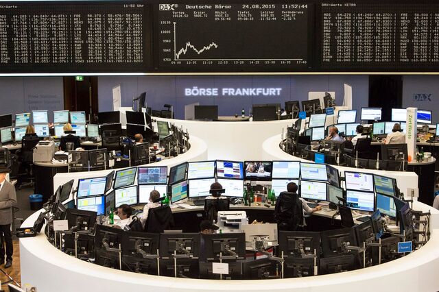 Abertura dos mercados: Bolsas em queda e petróleo em alta após dados da China