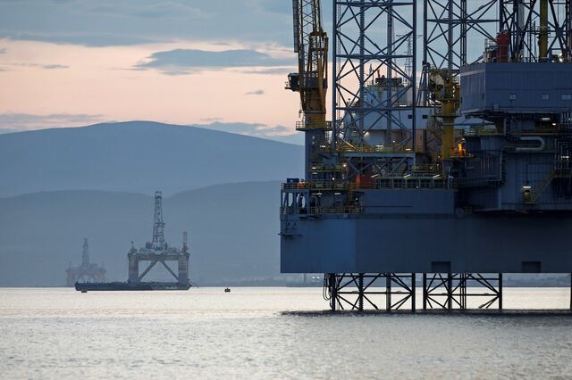 Ameaça de nova ronda de tarifas atira petróleo para queda de quase 2%