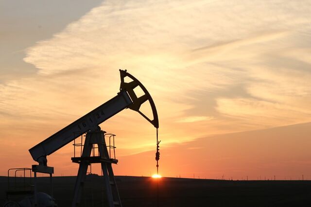 Petróleo desliza para mínimo de sete meses abaixo dos 70 dólares