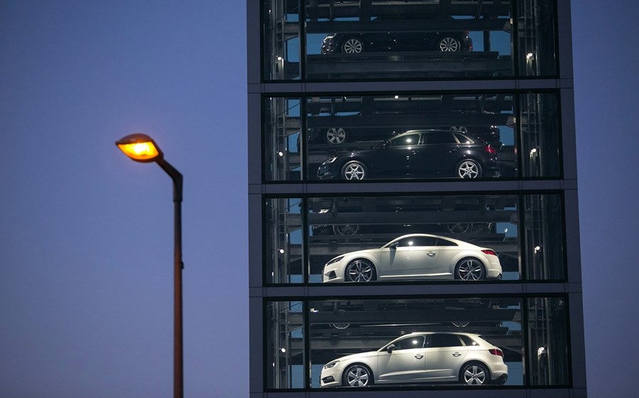 Automóveis Audi novos, produzidos pelo grupo Volkswagen, em exposição numa torre de vidro no salão automóvel da Audi em Berlim, na Alemanha.