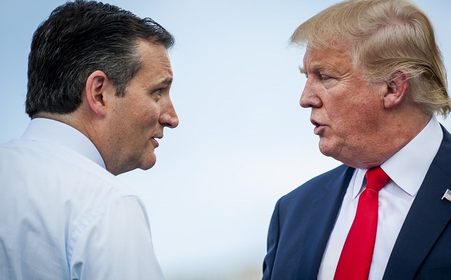 O senador republicano Ted Cruz, à esquerda, em diálogo com Donald Trump, à direita, num comício contra o acordo nuclear com o Irão.