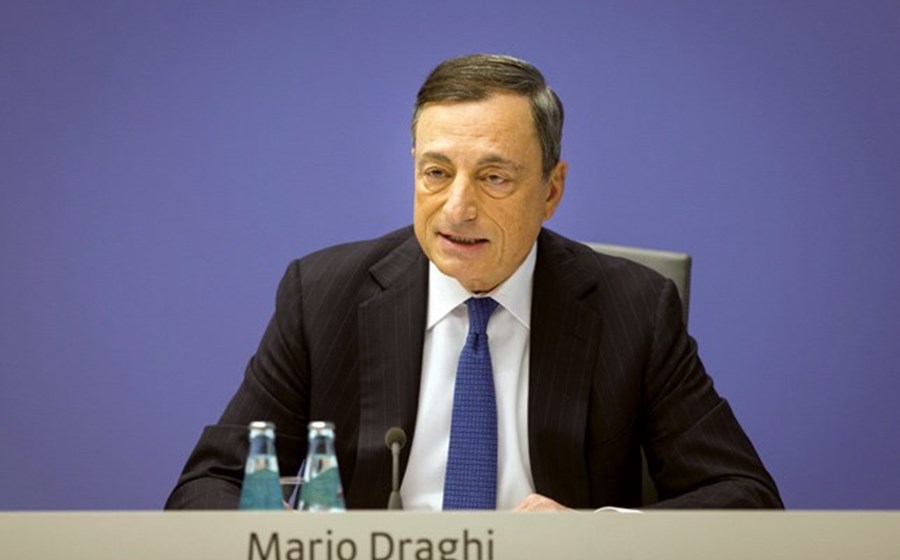 BCE anuncia extensão do programa de compras de activos: Através de um agressivo programa de compra de activos [conhecido como alívio quantitativo], Mario Draghi, presidente do Banco Central Europeu (BCE) continuou a apostar no apoio à economia da Zona Euro. Quase no final do ano, anunciou que o objectivo é estender as medidas até Setembro de 2016.