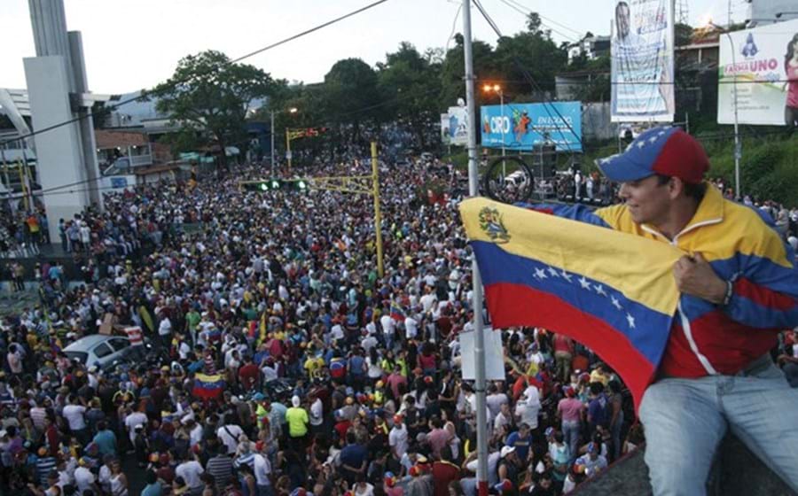 Vitoria da oposição na venezuela: Pela primeira vez em 15 anos, a oposição venceu umas eleições parlamentares, obtendo 112 dos 167 lugares, o que lhe deu uma maioria de dois terços. O Presidente Nicolas Maduro aceitou a derrota, mas acusou a oposição de querer fazer um golpe de Estado com apoio dos Estados Unidos e do FMI.