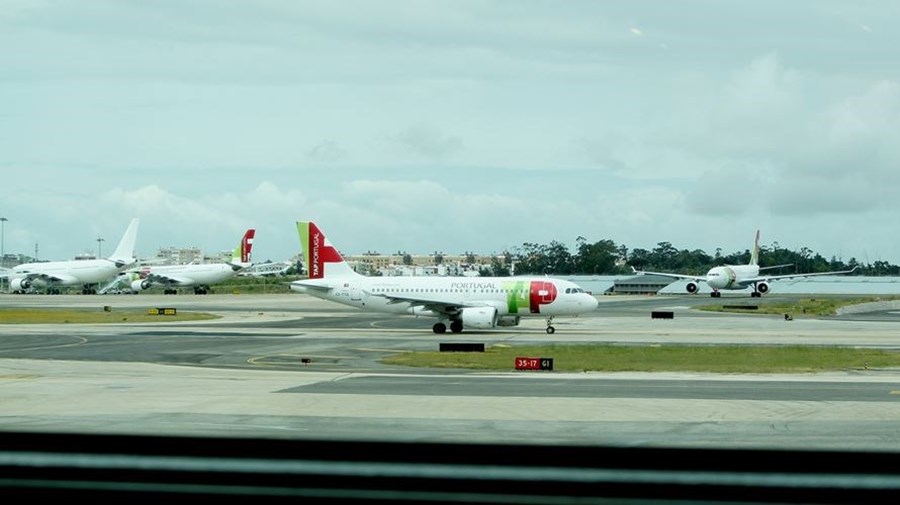 TAP vendida a privados: A TAP termina 2015 maioritariamente privada. A venda da transportadora aérea à Atlantic Gateway, de Humberto Pedrosa e David Neeleman, foi fechada a 12 de Novembro.