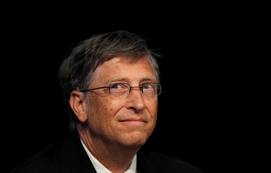 Bill Gates continua a destacar-se no topo das maiores fortunas mundiais, “ranking” que lidera desde Maio de 2013. Ainda que tenha perdido três mil milhões de dólares, em 2015, tem um património acumulado de 83,6 mil milhões de dólares.