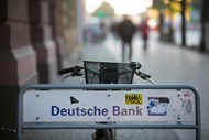 Deutsche Bank, 26 mil postos de trabalho. O Deutsche Bank anunciou em 2015 que vai cortar 26 mil postos de trabalho até 2020. No âmbito dos despedimentos, o banco revelou a saída de 10 países, num plano de reorganização da sua estratégia a nível global que prevê aumentar a capitalização da instituição.
