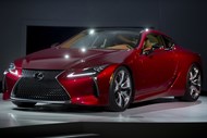 Lexus LC500: a espera foi longa e o vermelho do novo Lexus surpreendeu os visitantes de Detroit. 