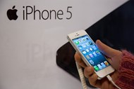 2012 – iPhone 5 – Depois do 4 e do 4S, o iPhone voltou a mudar. Passou a ter um ecrã maior, a ser mais fino e leve com a introdução do 5. A mudança não se resumiu à estética. Tinha um processador mais rápido e uma nova forma de conexão, o Lightning.